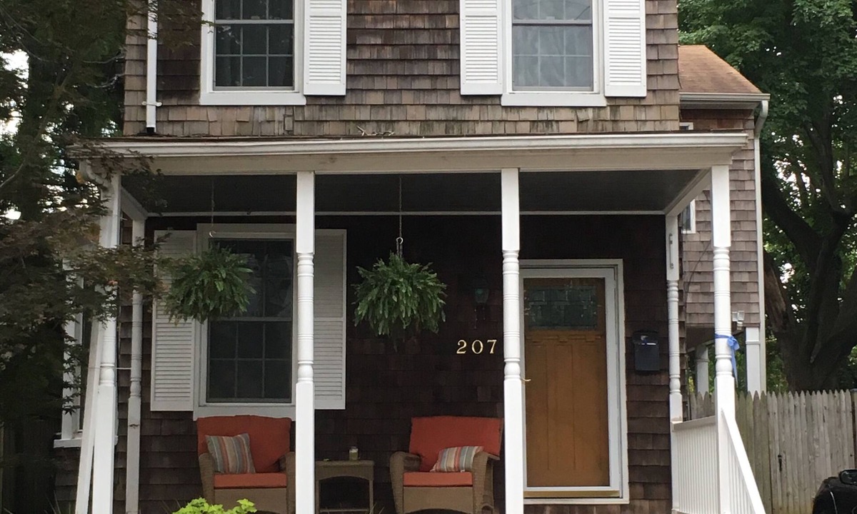 Eastport House | Beautiful Eastport Home walking distance to downtown and USNA. Includes parking