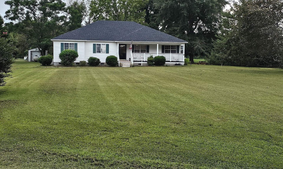 Gold Rock House | Beautiful farmhouse with 3 bedrooms and 4 Queen beds for a cozy stay