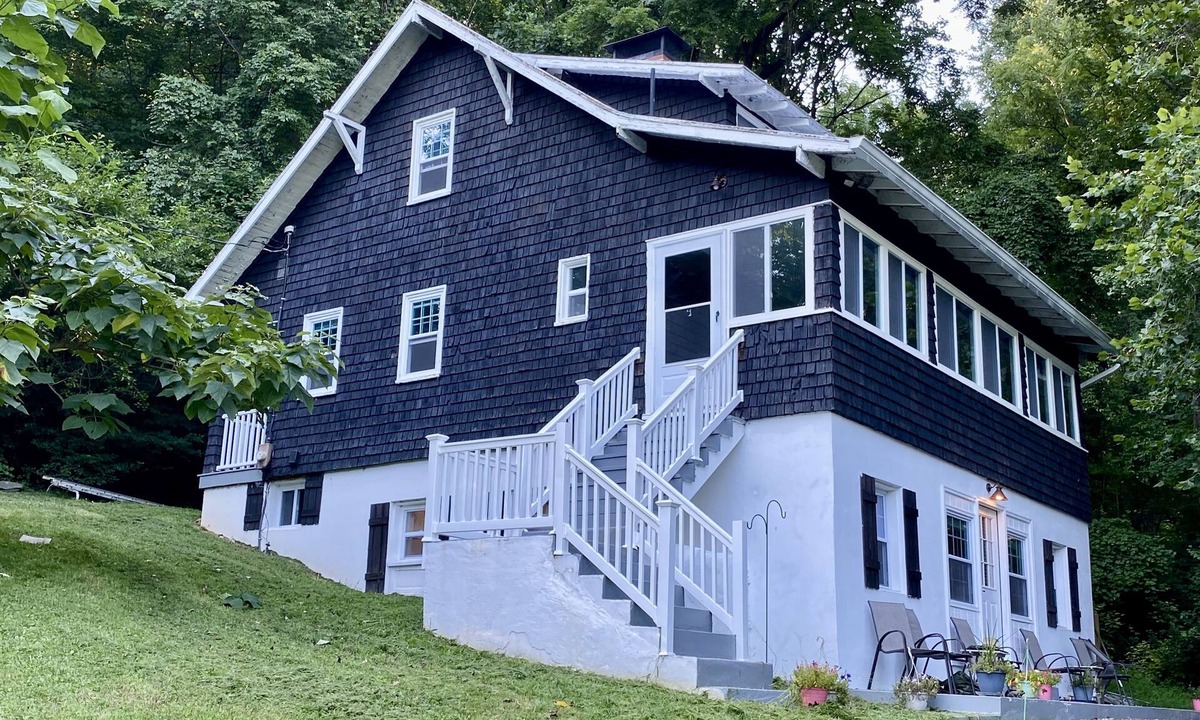 Linden House | Beautiful historic 1916 Farmhouse and Country Home in the Blue Ridge Mountains