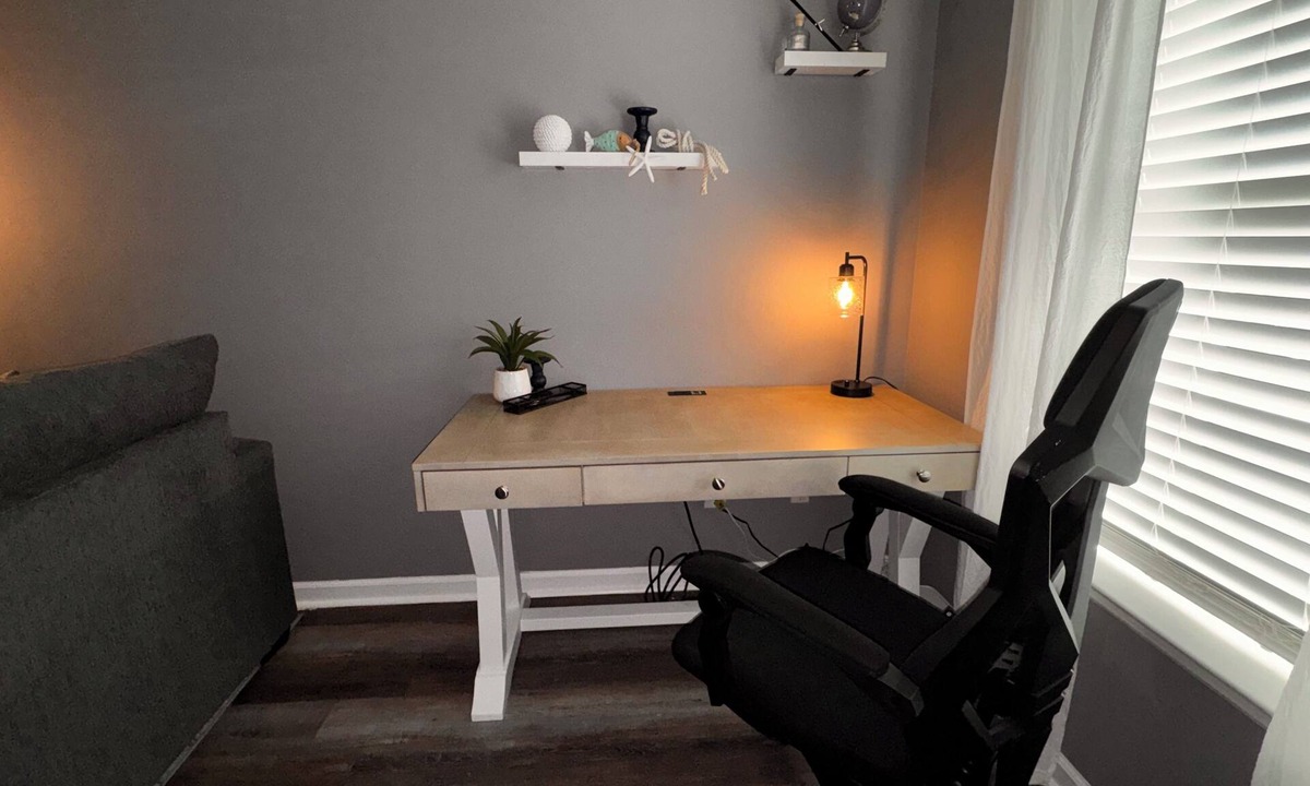 Evans House | BEAUTIFUL REMODELED 2 BEDROOM TOWNHOUSE WITH Wifi Self Check in and Smart Tvs