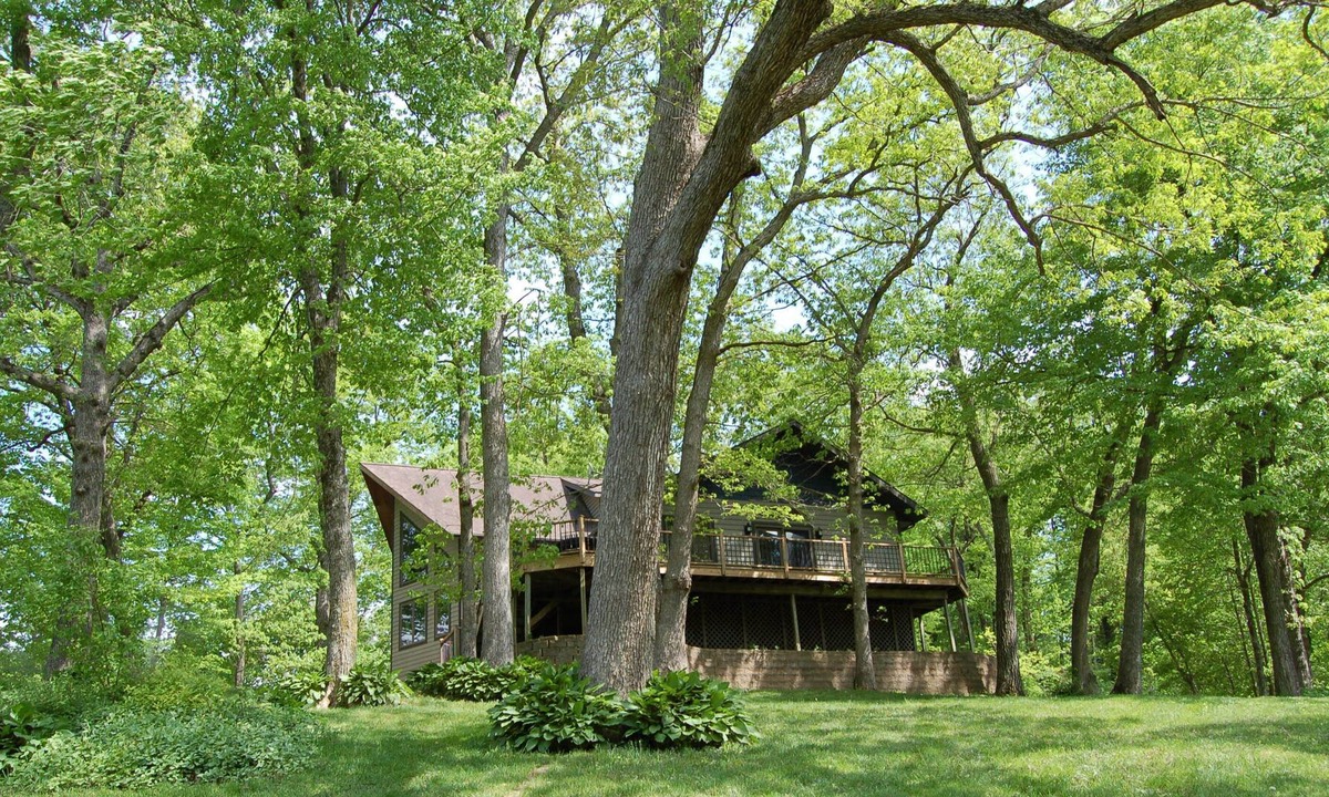 Langworthy Cabin | Beautiful, secluded, waterfront house on Lake Delhi in Iowa.