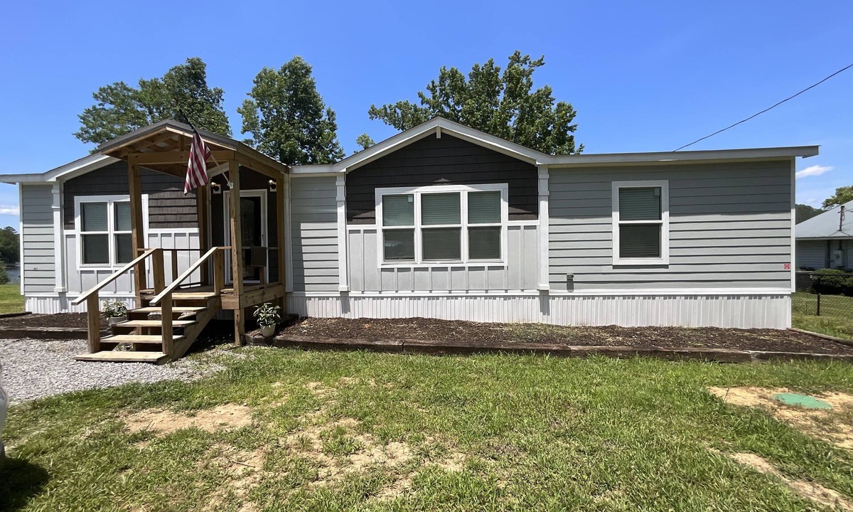 Crane Hill House | Beautiful Smith lake Home on a lazy sloping lot!!! No Stairs to the water!!!