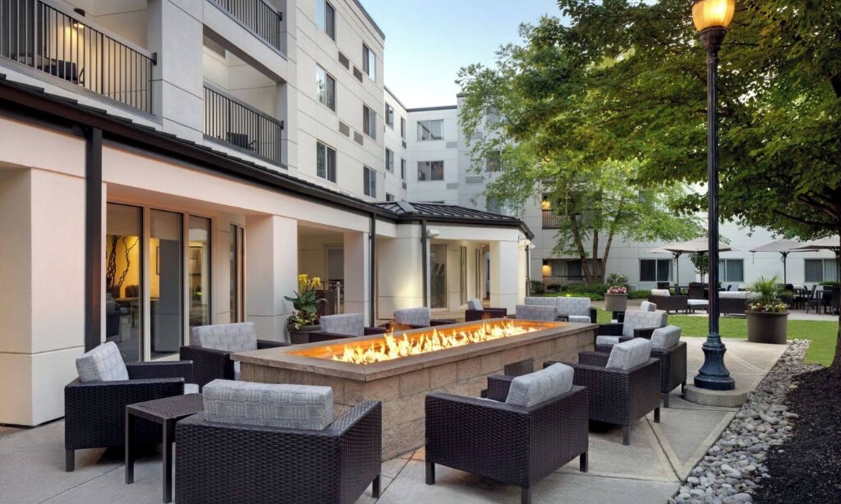 Hopelawn Hotel | Beautiful Standard Room w/1 King Bed and Restaurant On-Site in New Jersey