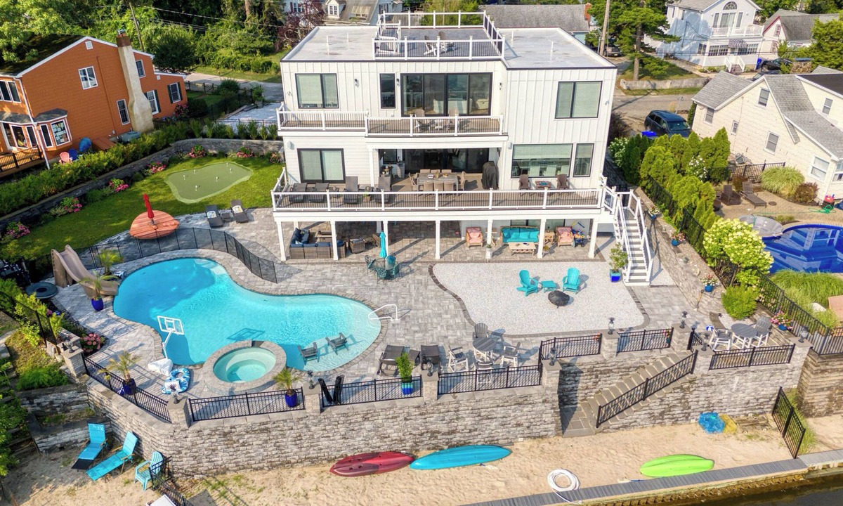 Osbornsville House | Beautiful waterfront 7 BR house w pool patio, outdoor bar, dock, putting green!