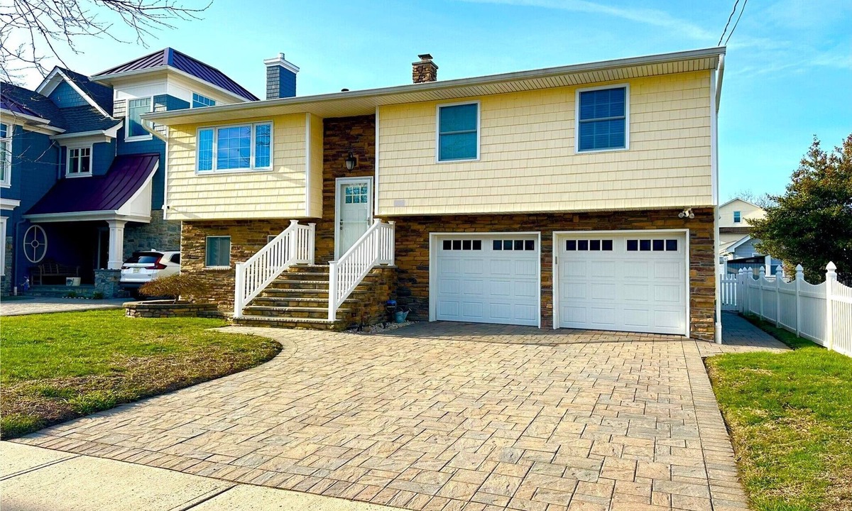 Wall House | Belmar Shore House by the Sea! 1.5 Blocks to Beach with 6 badges & Parking