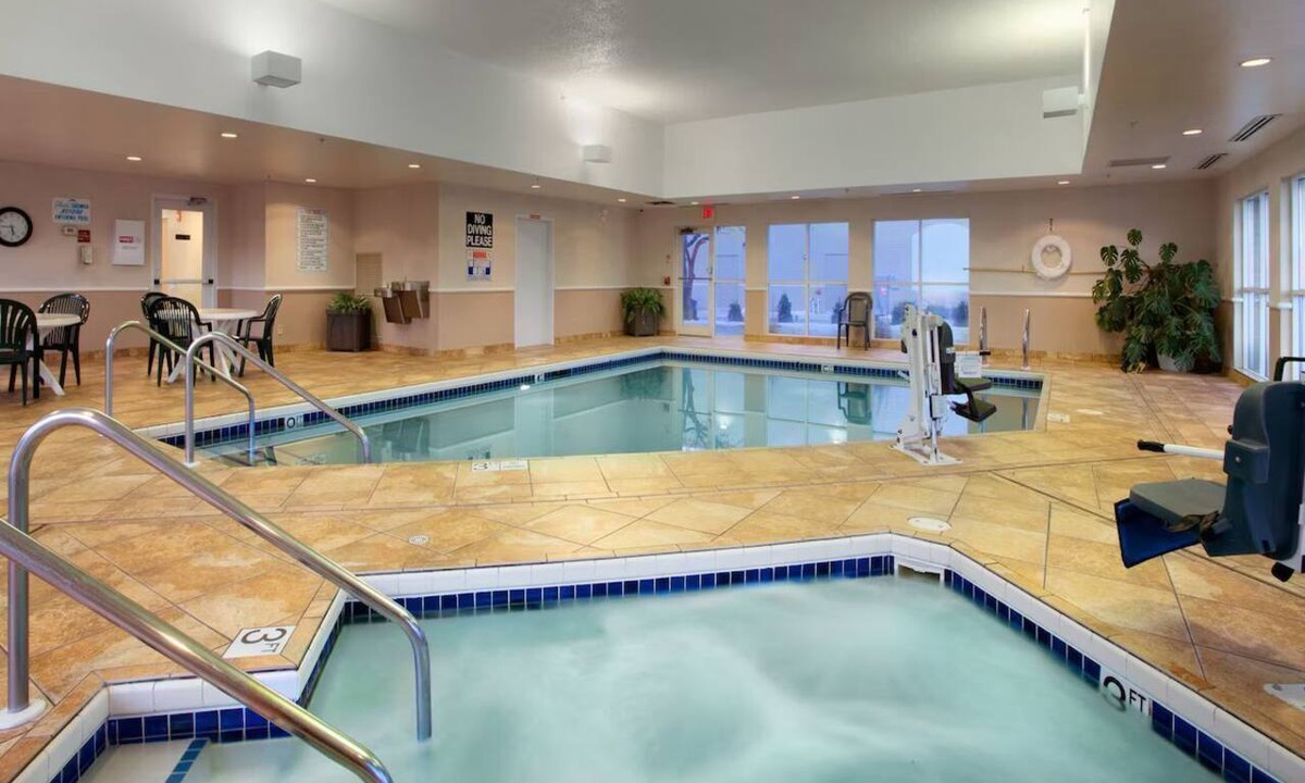 Madison Hotel | Beltline Hwy 2 Queen Studio Breakfast & Pool