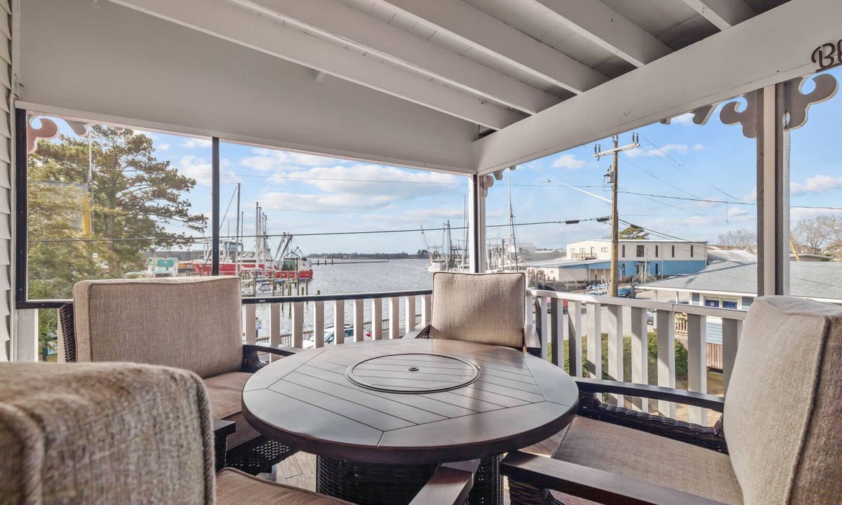 Oriental Apartment | Best Location in Oriental, NC! Sleeps up to 14! Steps away from Oriental Marina!