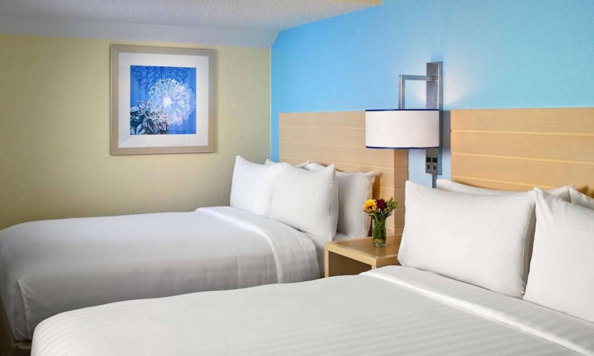 Eagan House | Best Place to Stay in Minnesota, 2 Comfortable Units, Onsite Pool, Pets Allowed