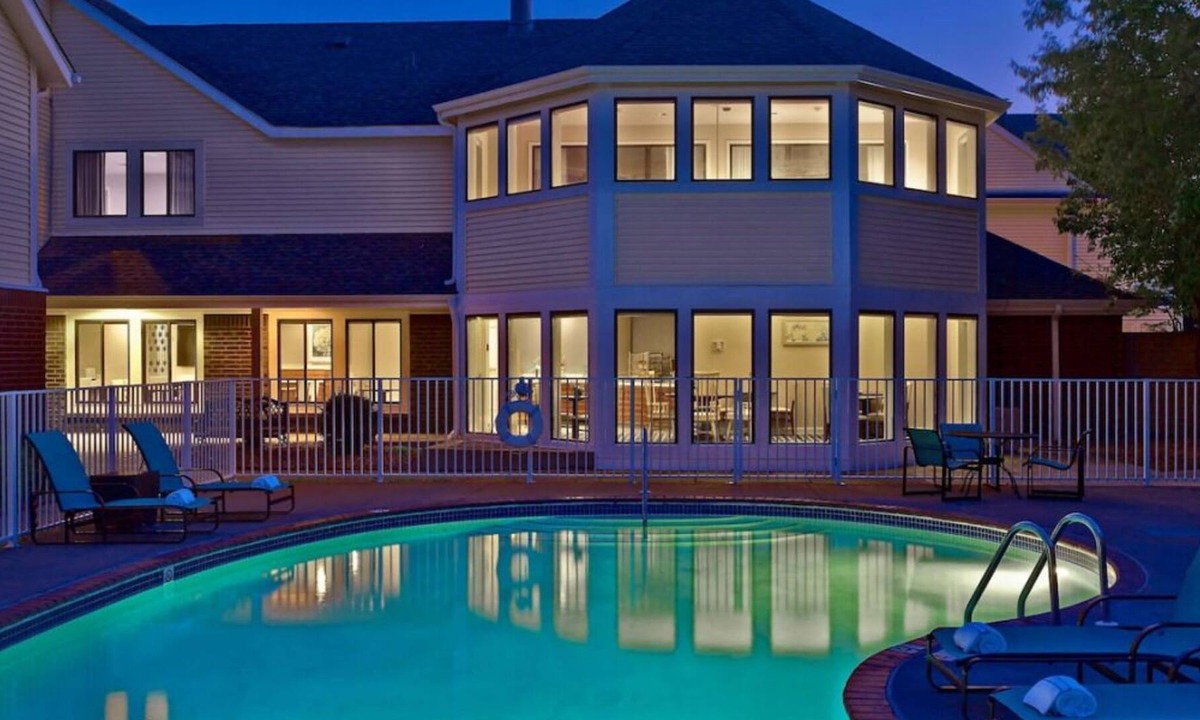 Eagan House | Best Place to Stay in MInnesota, 3 Comfortable Units, Onsite Pool, Pets Allowed