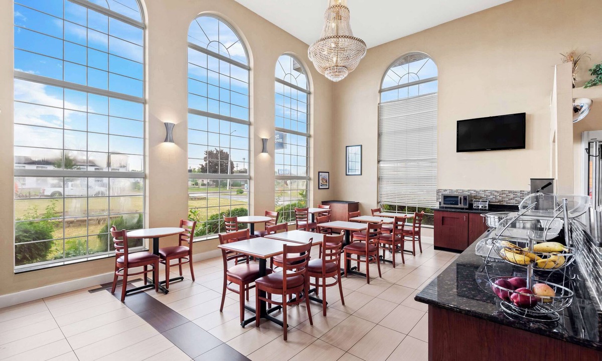 Quad Cities Hotel | Best Western Airport Inn
