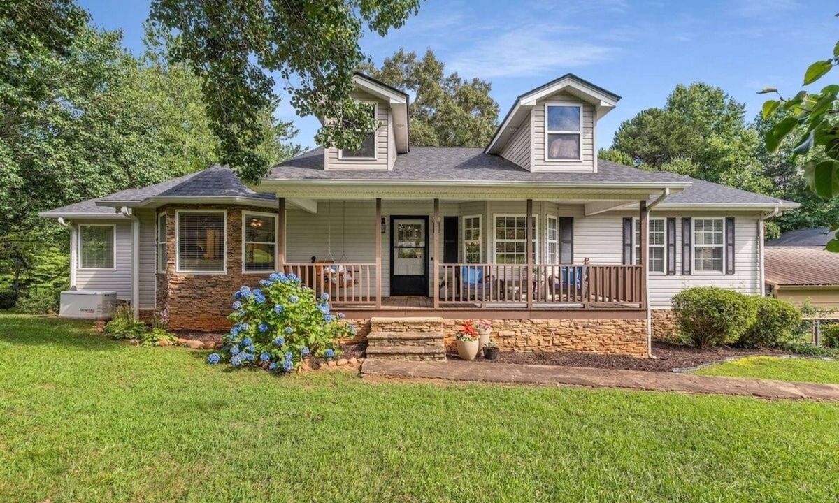 East Ellijay House | Big, Cozy Home w/Fire Pit in the Heart of Ellijay