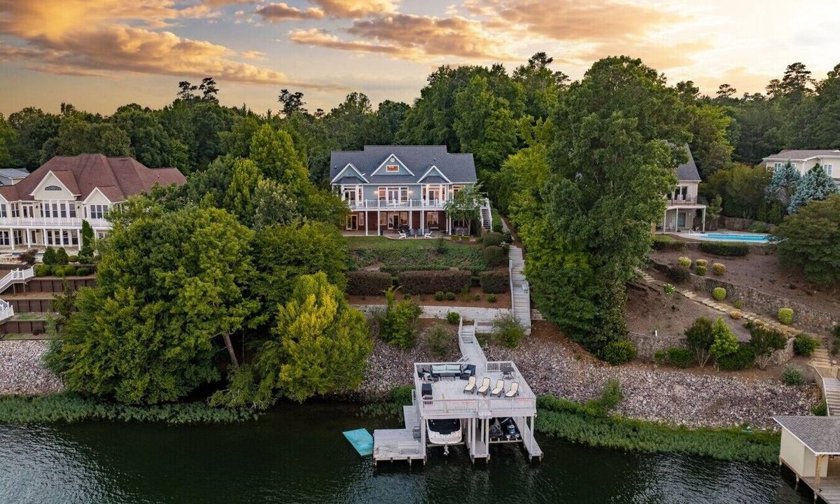 Olde Ferry Estates House | Big Water Lodge | Hot Tub, Fire Pit, & Lake Views
