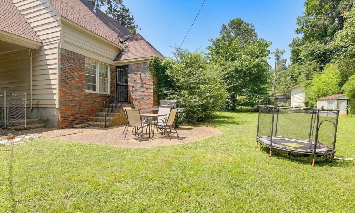 Ellendale House | Big Yard Patio + Grill Pet Friendly