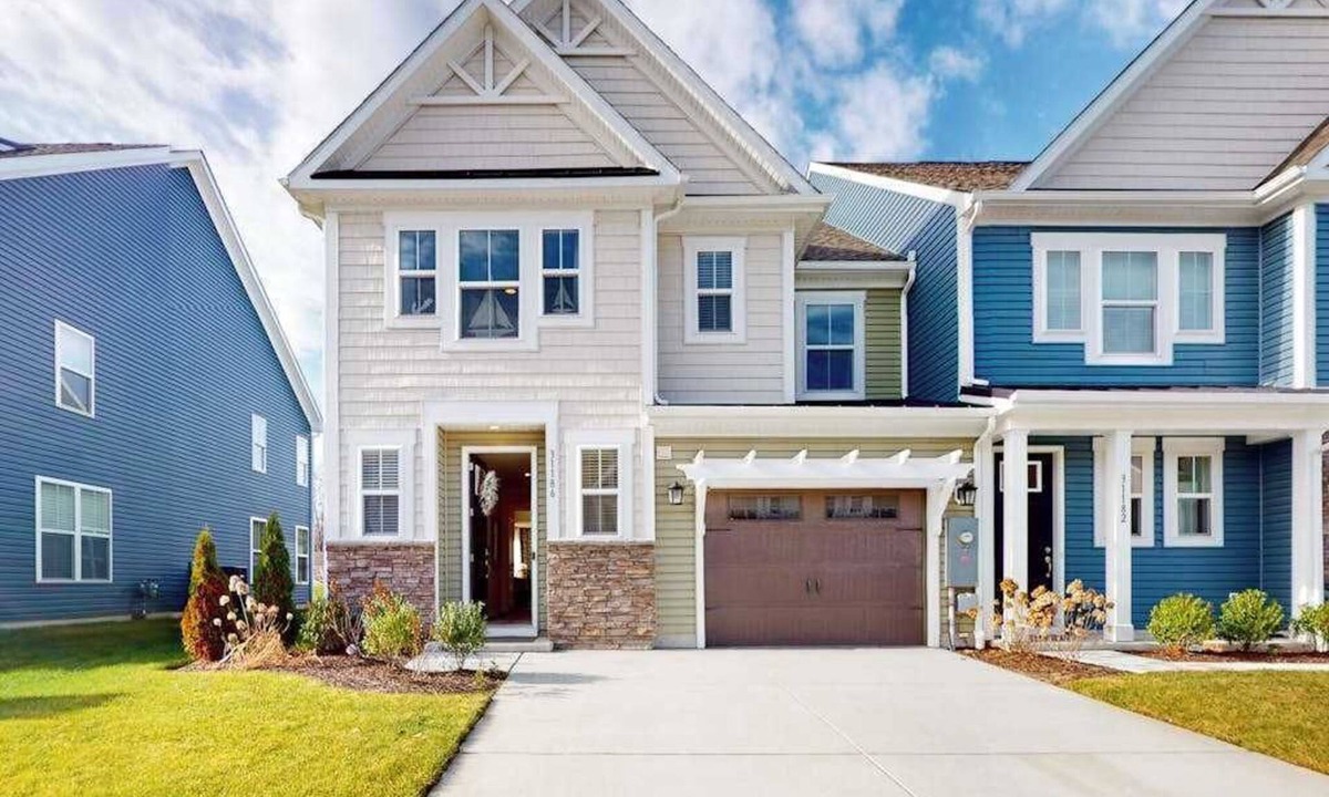 Millville House | Bishop's Landing townhouse with grill, outdoor pool, gym, tennis court, shuttle