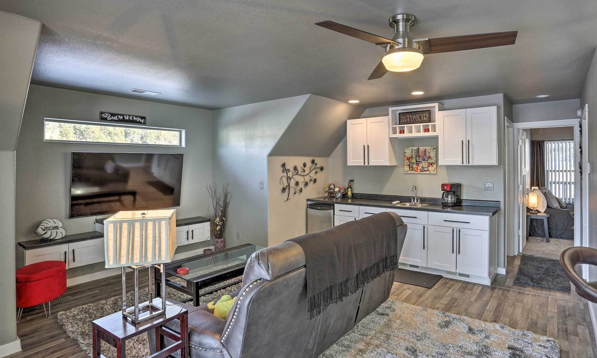 Rapid City Cabin | Black Hills Cabin w/Hot Tub: 11 Mi to Mt Rushmore