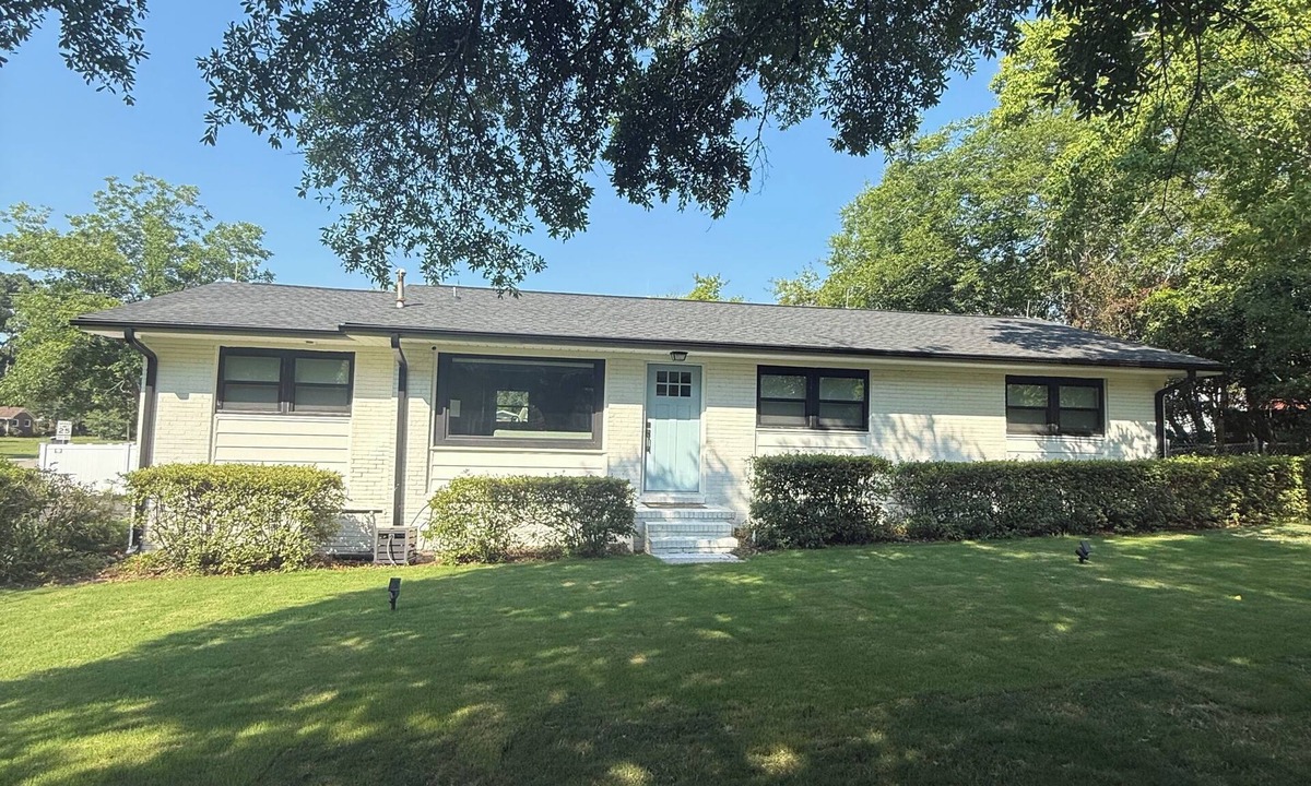 Wilmington House | Blue Pelican Getaway! Pet friendly, fenced in back yard! Sleeps 10 by beach!