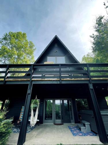 Vilas House | Blueberry Hill- Unique A-Frame Cabin near Boone! Hot tub, sleeps 8