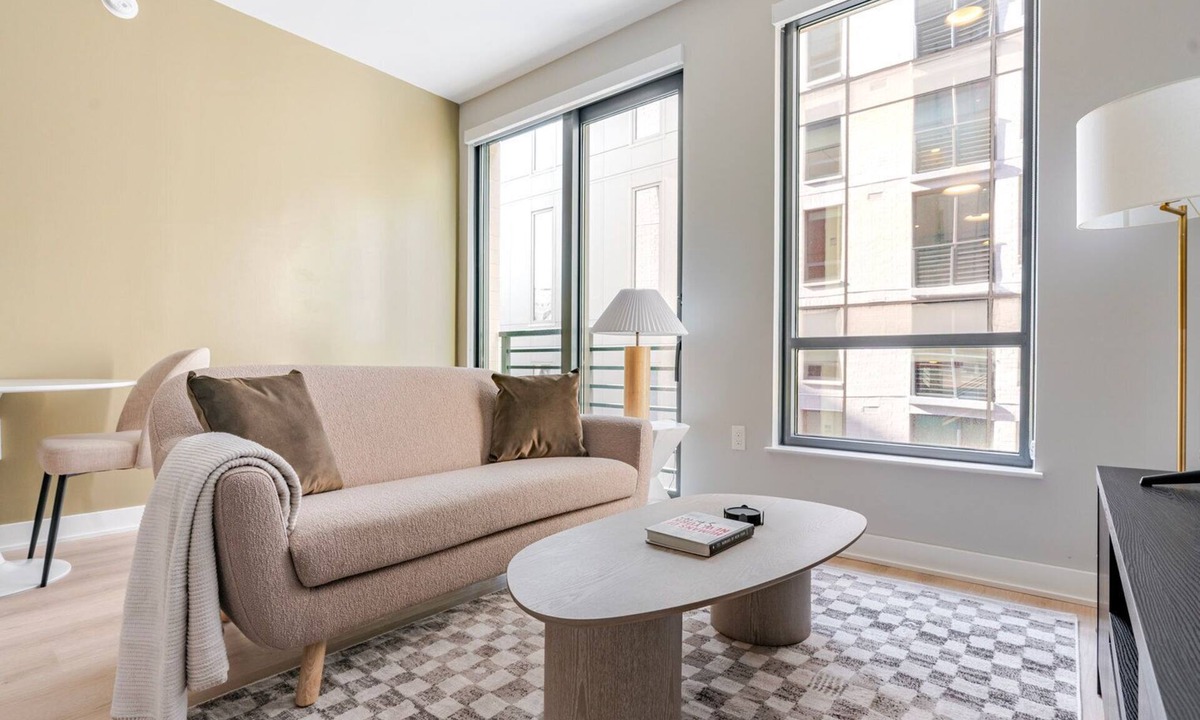 Mount Vernon Triangle Apartment | Blueground | Mount Vernon Triangle, rooftop, nr National Gallery of Art