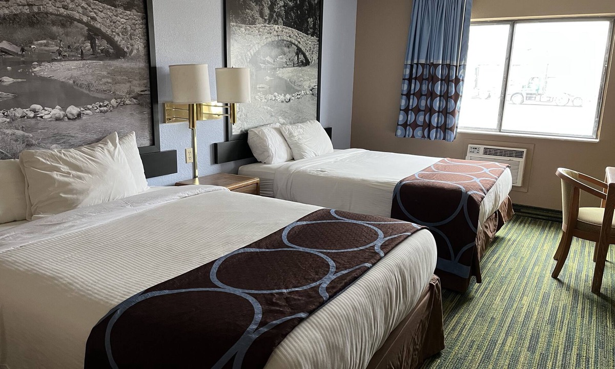 Waterloo Hotel | Boarders Inn & Suites by Cobblestone Hotels - Waterloo/Cedar Falls
