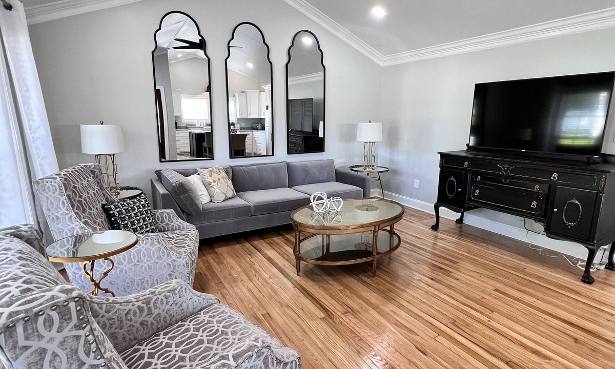 North Florence House | Boat Friendly, Vast Parking, Fenced Yard, Near River, UNA, Downtown, Spacious