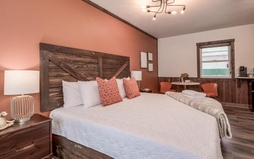 Prescott Hotel | Boutique Hotel King, Queen & Kitchen Suites Easy Drive to Downtown