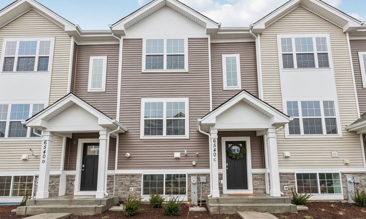 Solon Mills House | BRAND NEW 3-bedroom, 2.5 bath townhome with 70 inch TV
