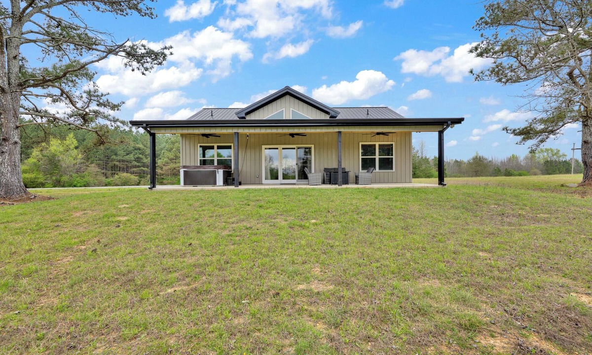 Hanceville Cottage | Brand New! Charming 3-bedroom Barndo on a scenic mountain with all the comforts!