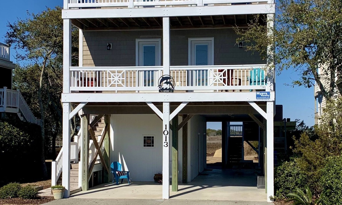 McCutcheon Field House | BRAND NEW PRIVATE DOCK & SUNSET VIEWS! Sleeps 11, elevator, small dogs welcome