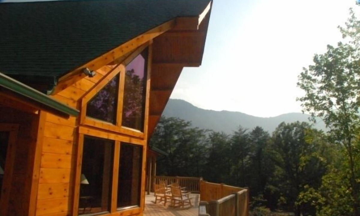 Lake Lure Cabin | Breath Taking Log Mountain Lodge inside Rumbling Bald Resort