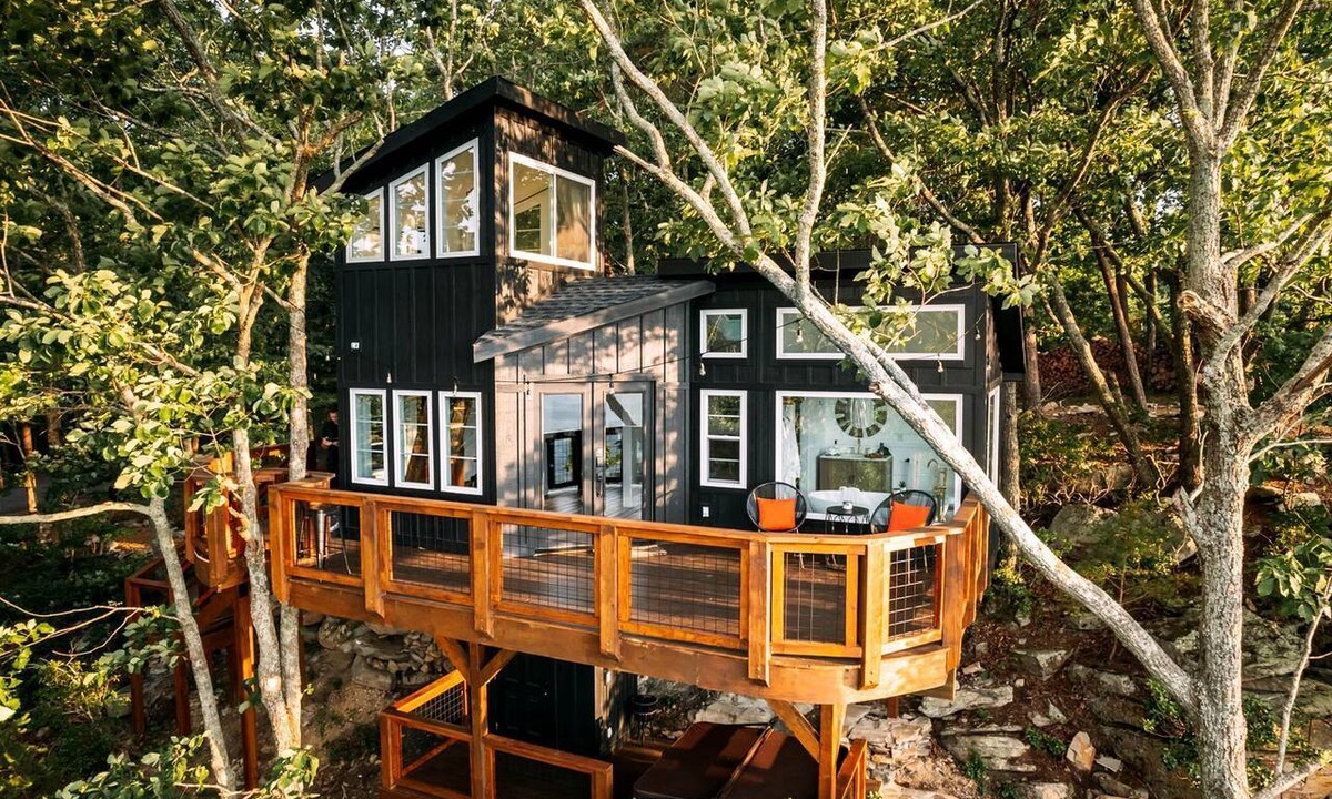 Rising Fawn Cabin | Breathtaking Tree House with Jacuzzi and Lofted Interior in Georgia