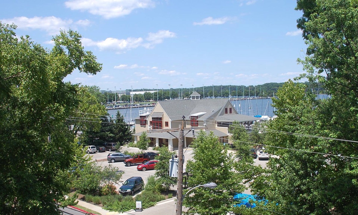 Annapolis House | Bright and cheery home. Just a short 2 blocks from the beach.