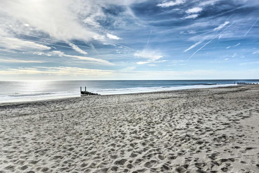 Admiral Estates House | Bright Condo Half-Block to Cape May Beach!