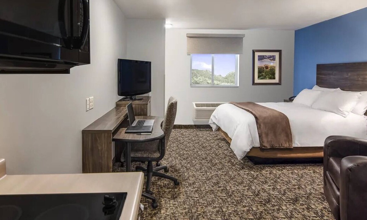 St. Joseph Hotel | Bright, Peaceful Room for Couples Close to Parks & Restaurants