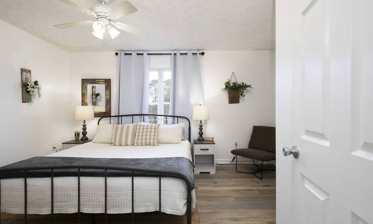 Cartersville House | Bright Townhome with THREE KING-SIZE beds