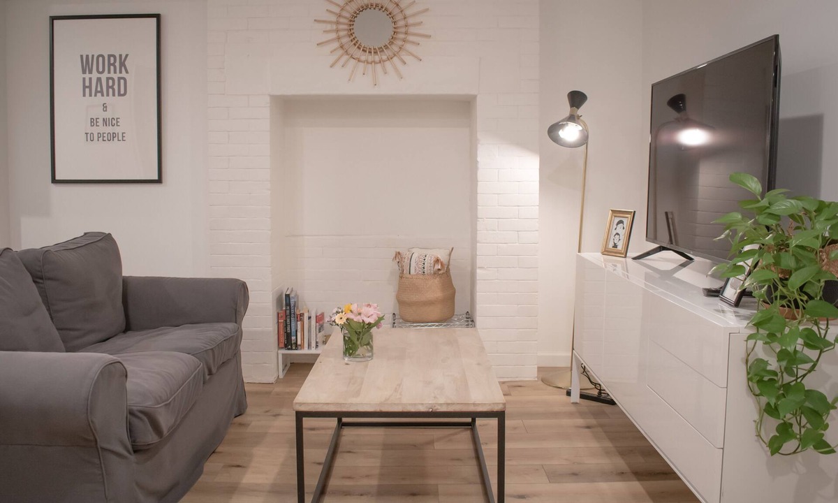Communipaw Apartment | Brownstone 2 Bedroom Near NYC FREE Parking