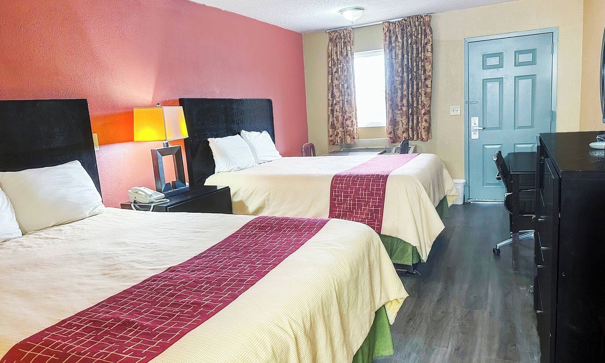 Mount Berry Hotel | Budget-Friendly Queen Room Perfect for Leisure Travelers Passing Through