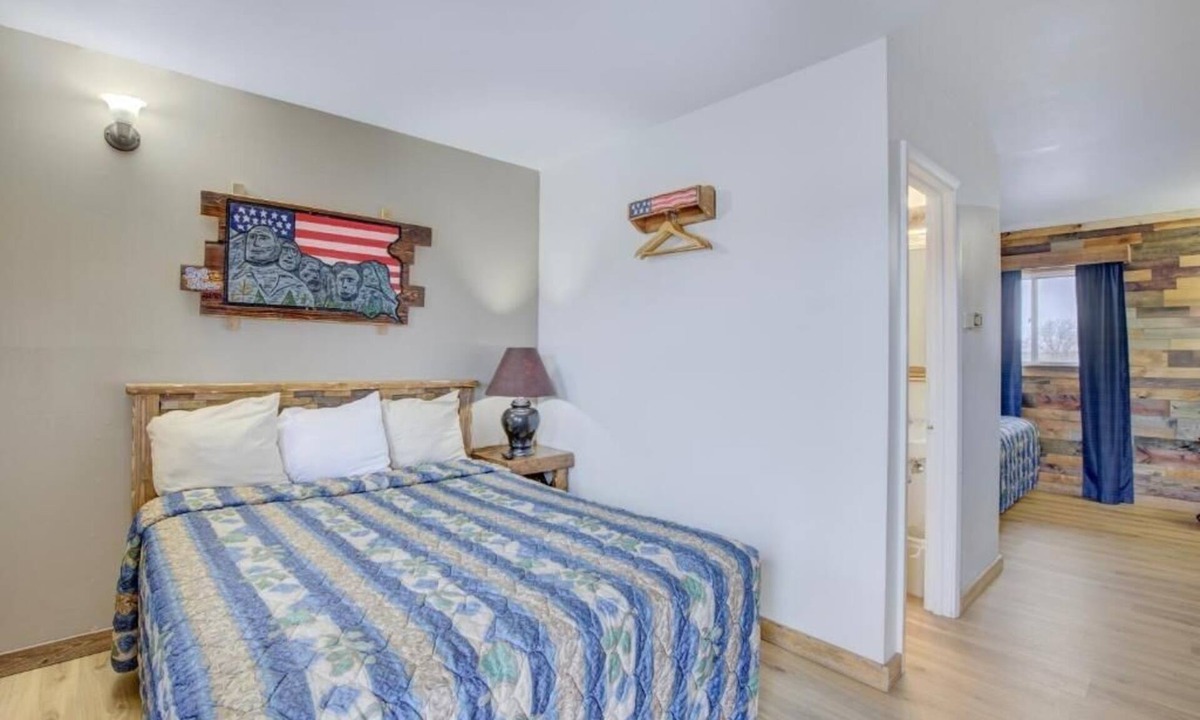 Chamberlain Hotel | Budget-Friendly Stopover Close to Missouri River Sights, Free Parking