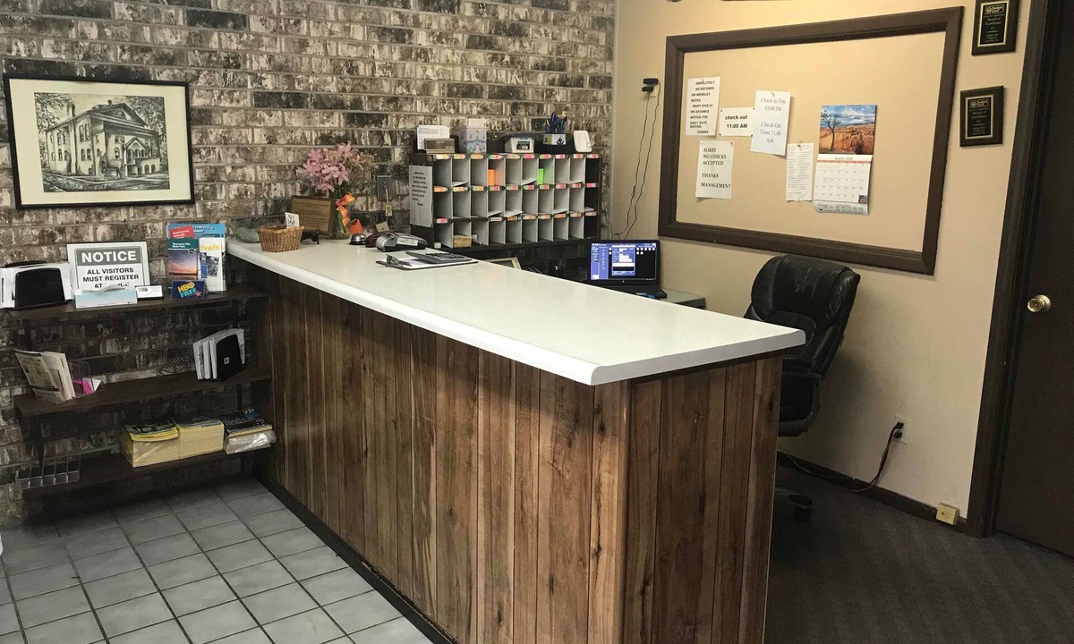 Kirksville Hotel | Budget Host Village Inn