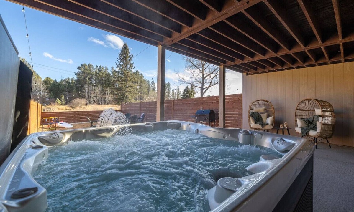 Custer Villa | Buffalo Roam | Hot Tub + Nature in Town