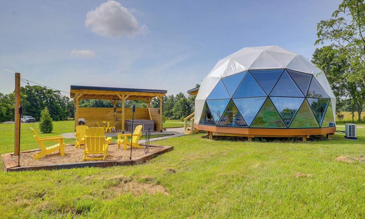 Butler Apartment | Butler ‘Pop Culture Camp’ w/Private Hot Tub & BBQ
