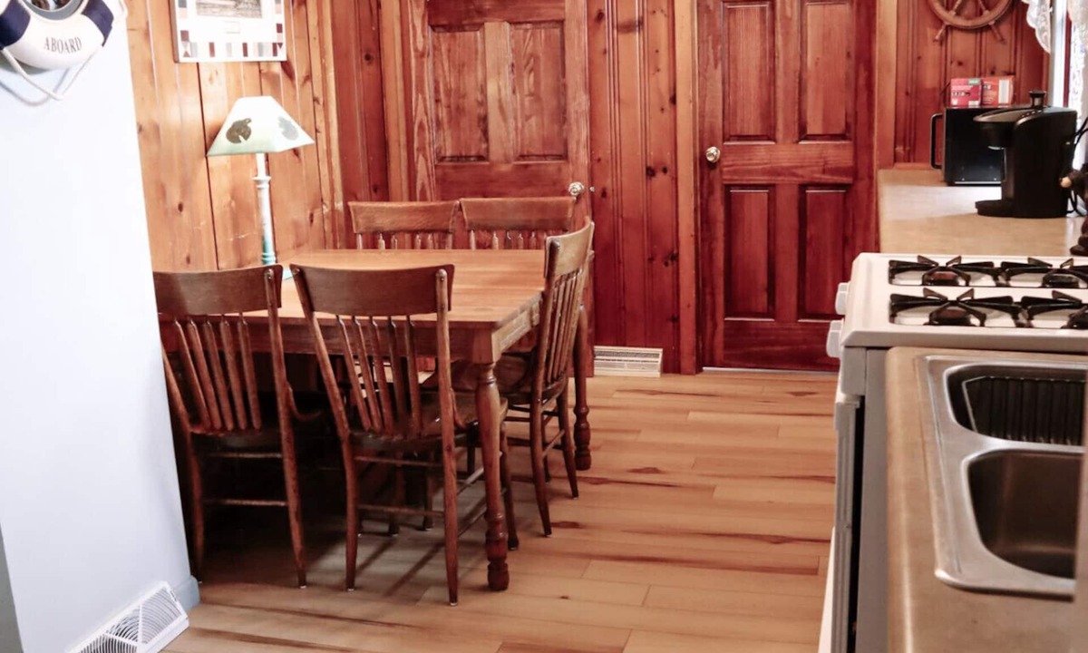 Bellevue Cabin | Cabin near Mississippi with Pickleball court - Mill Creek