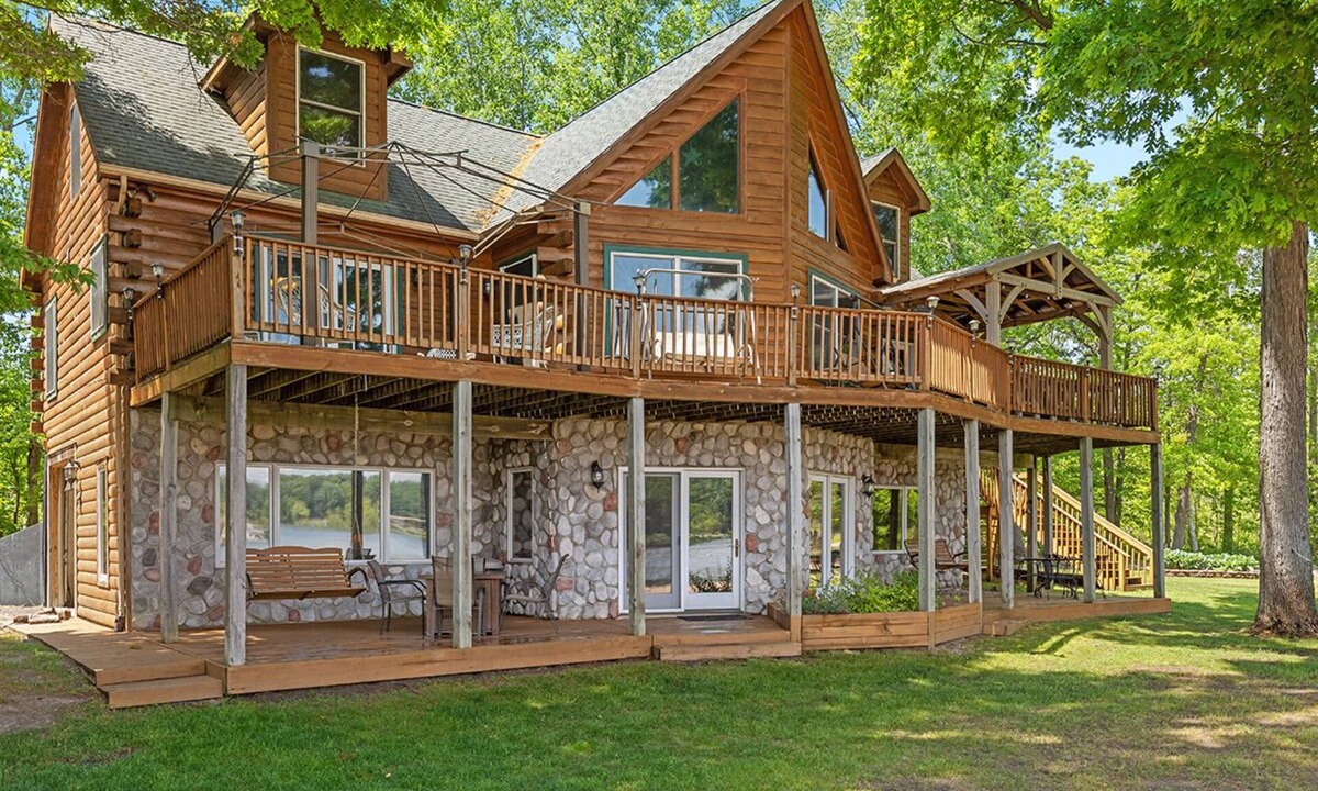 Ada House | Cabin Retreat on Big Crooked Lake