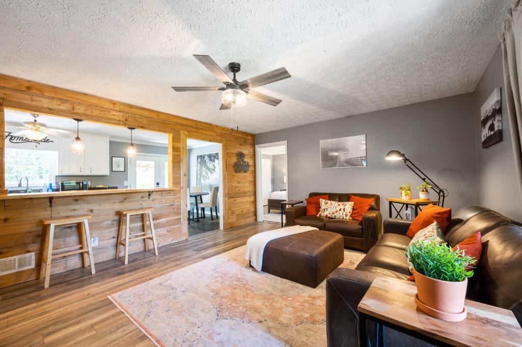 Woodstock Apartment | Cabin Style Stay With Hot Tub, Grill & Porch Swing