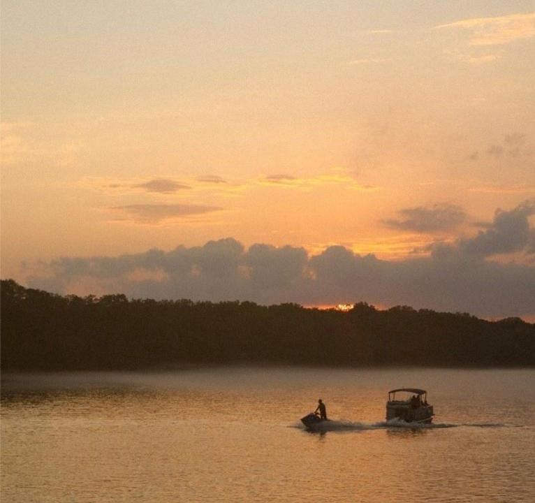 Kesley House | Cabin with Hot Tub on the River