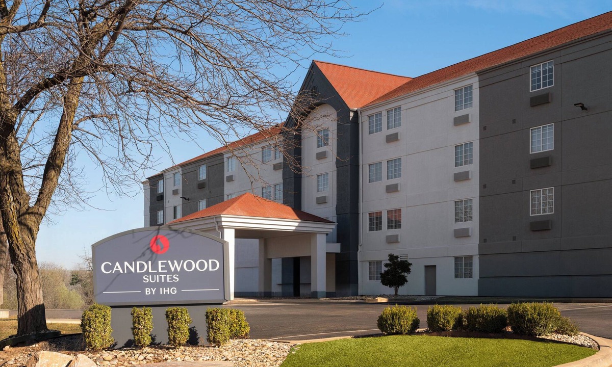 Topeka Hotel | Candlewood Suites Topeka West by IHG