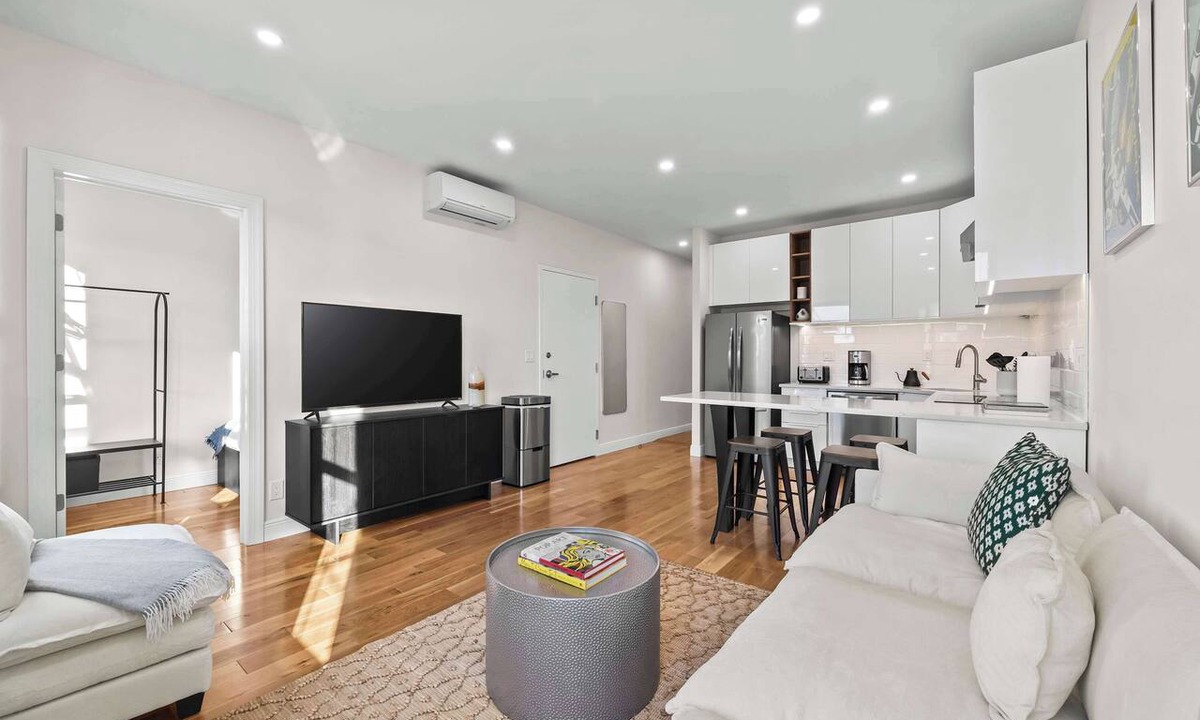 Carroll Gardens Apartment | Carroll Place II | Bright 3BR Carroll Gardens Apt