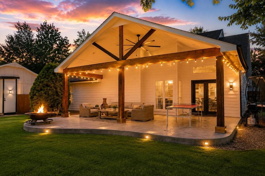 South Tulsa House | Casa Blanca Luxury Spa Suite with fireplace, Disc Golf, 5 beds