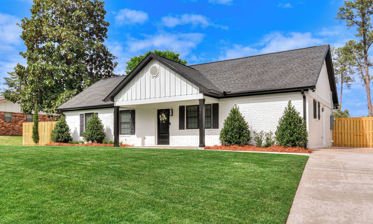 Martinez House | Casa Magnolia Augusta - 3 BR Home w/EV Charger, Sleeps 8 & Spacious Yard.