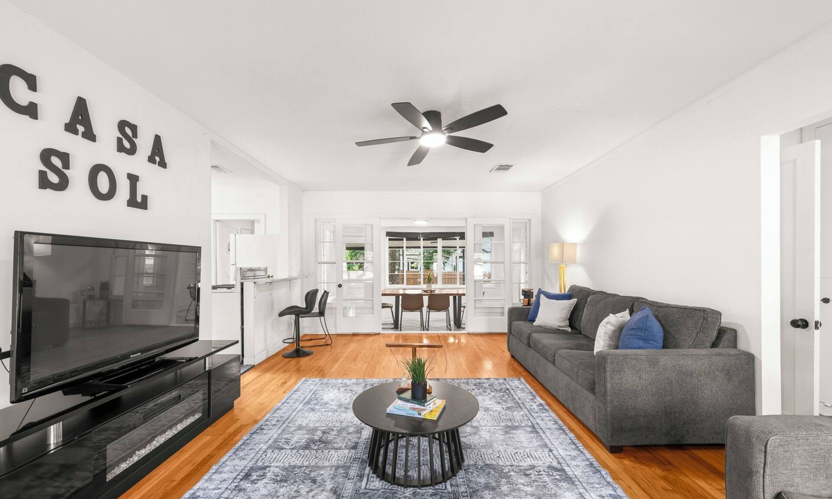 Cherrywood House | Casa Sol on Manor Near UT Walkable East Austin Hot Spots Sleeps 8