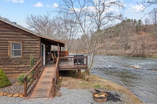 Dillsboro House | Cast Away - Riverfront Cabin, Mountain Views, Fishing, and Hiking!